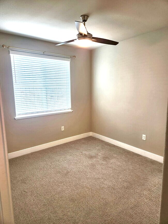 Foto del edificio - 3484 Dutch Canyon Dr