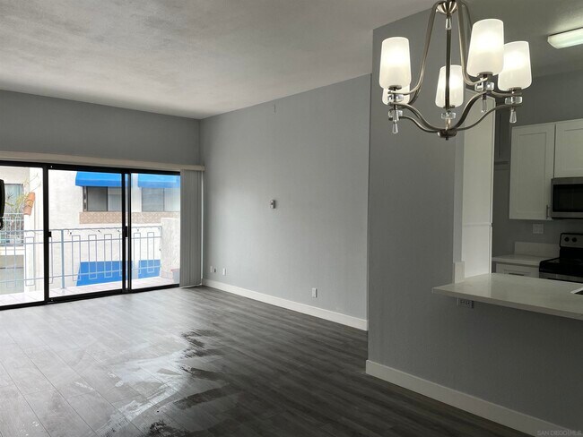 Foto del edificio - 8324 Regents Rd