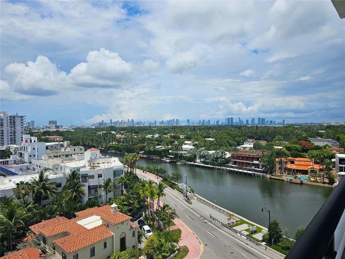Foto principal - 3200 Collins Ave