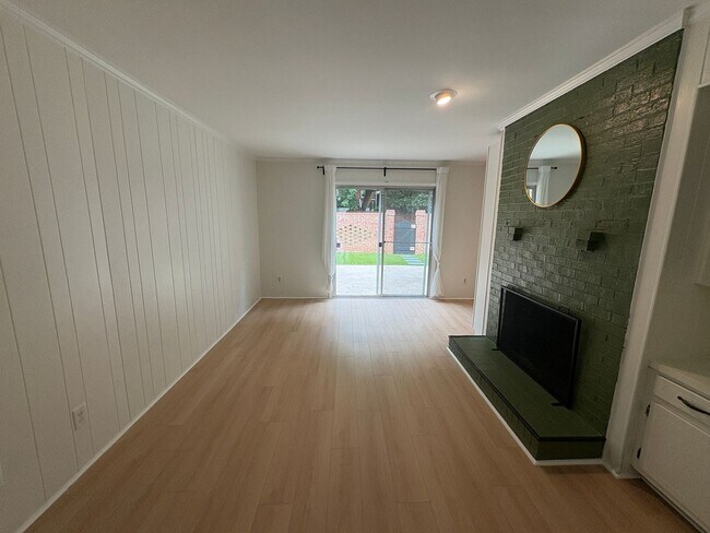 Building Photo - Beautiful End-Unit Townhome with Modern Updates & Private Backyard