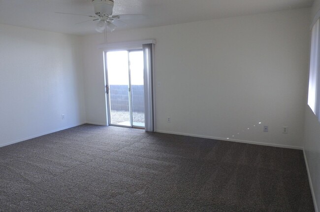 Foto del edificio - Inviting 3+2 split Floor plan!