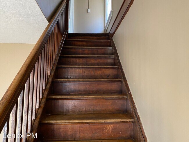 Building Photo - 3 br, 1 bath House - 577 N Perry