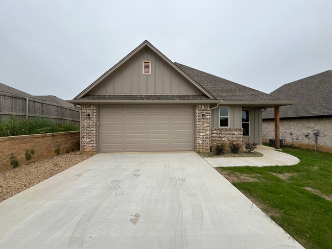 Building Photo - 3 Bedroom 2 Bath Newly Constructed Home in...