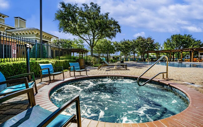 A pool and hot tub at Indigo Pointe - Indigo Pointe