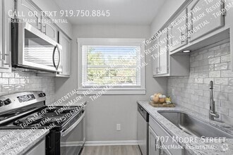 Building Photo - 707 S Moore St
