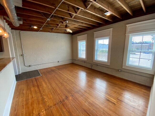 Foto del edificio - 718 Dickinson Ave