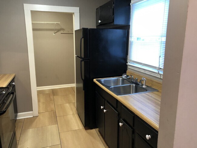 Foto del edificio - 205 Hedgewood Ct