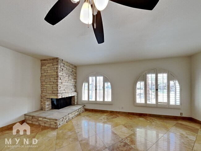 Foto del edificio - 8260 E Sutton Dr