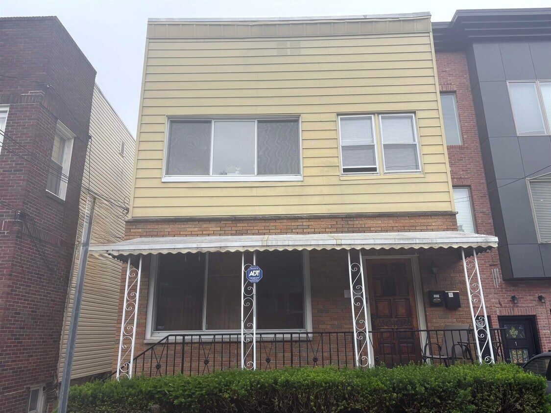 Primary Photo - 183 Columbia Ave