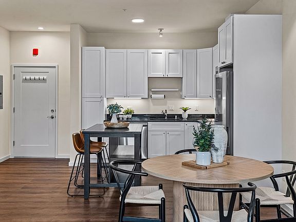 Foto del edificio - Prime Location Corner Condo – Modern & Low...