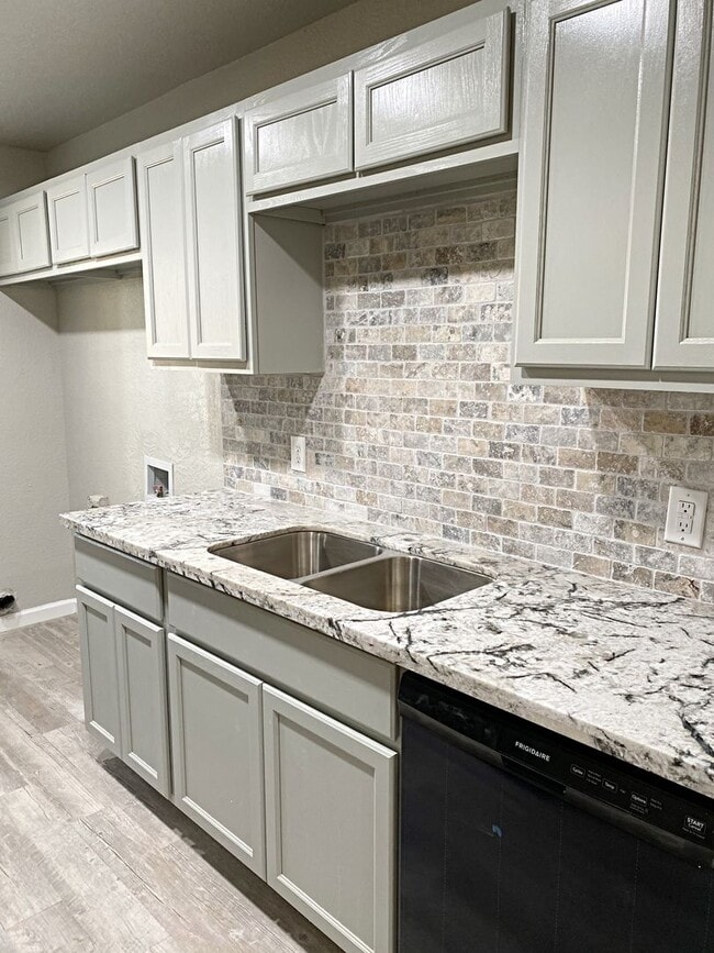 Building Photo - 7866 Gladys Ave