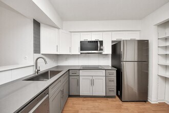 Building Photo - 2425 Holly Hall St