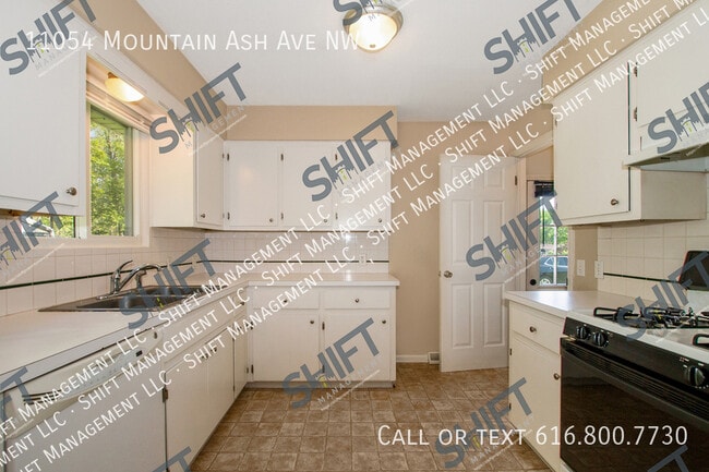 Foto del edificio - 11054 Mountain Ash Ave NW