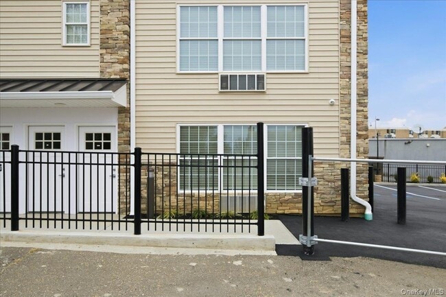 Building Photo - 71 N Main St