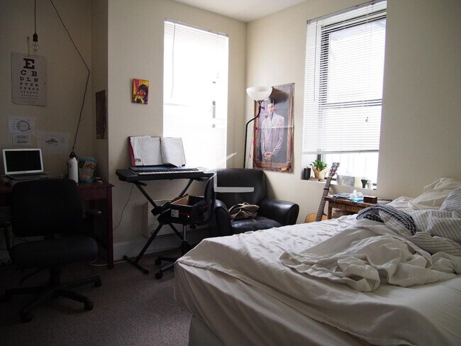 Foto del edificio - 9/1 Best deal in Kenmore area! 3BR in elevator building