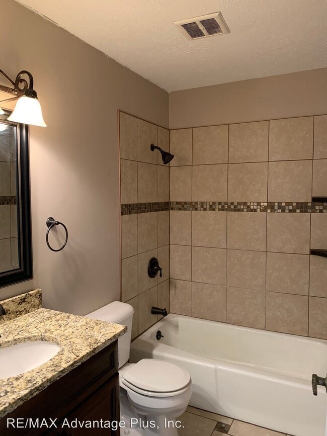 Building Photo - 658 College Dr