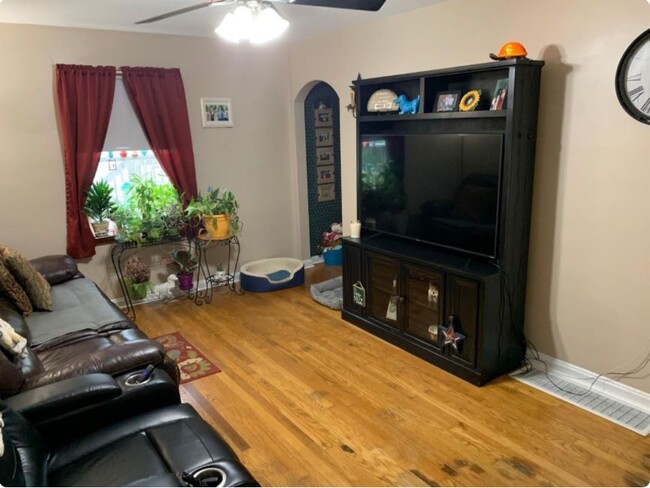 Living room - 4728 Green Glen Ln