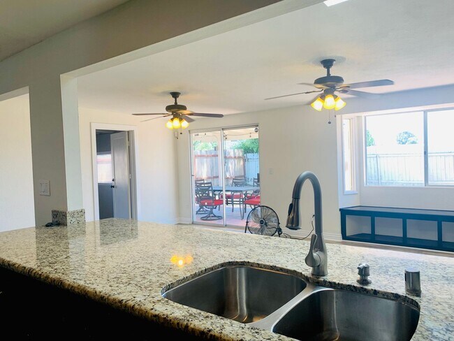 Foto del edificio - BEAUTIFUL 4 BEDROOM, 2 BATH SINGLE STORY HOME