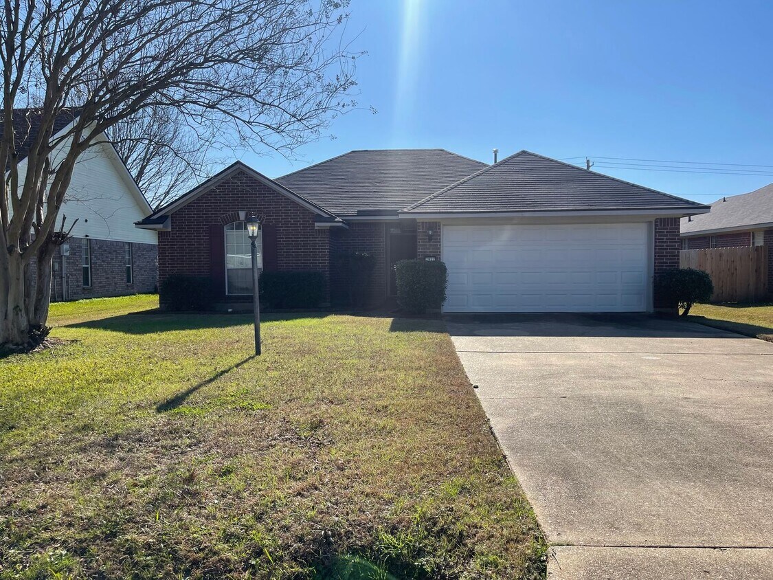 Foto principal - Beautiful Home Located In North Bossier