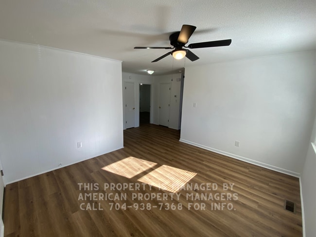 Building Photo - 3818 Vanderburg Dr