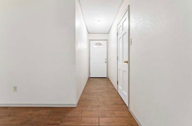 Building Photo - 245 E Smith St