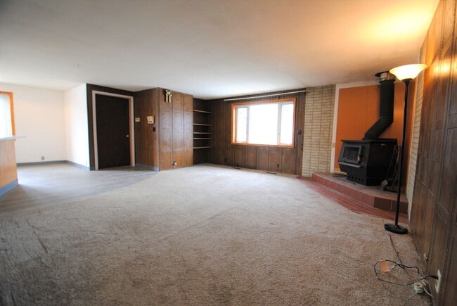 Building Photo - Huge 5 Bed / 3 Bath w/ 2 Car Garage