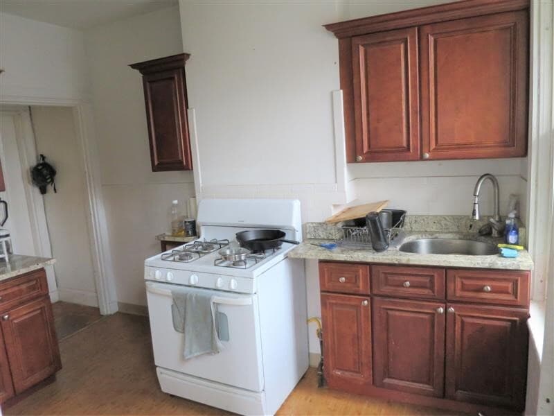 Primary Photo - 17 Putnam Ave