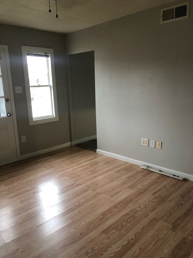 Building Photo - Two Bedroom One Bath Duplex Available in S...