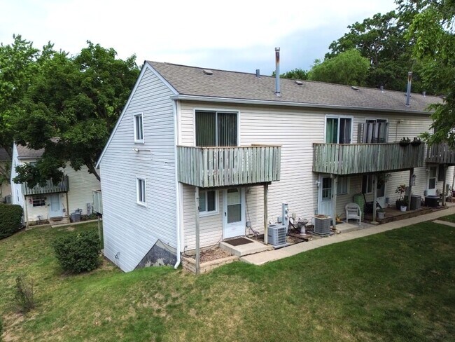 Building Photo - 89 Maude Ave