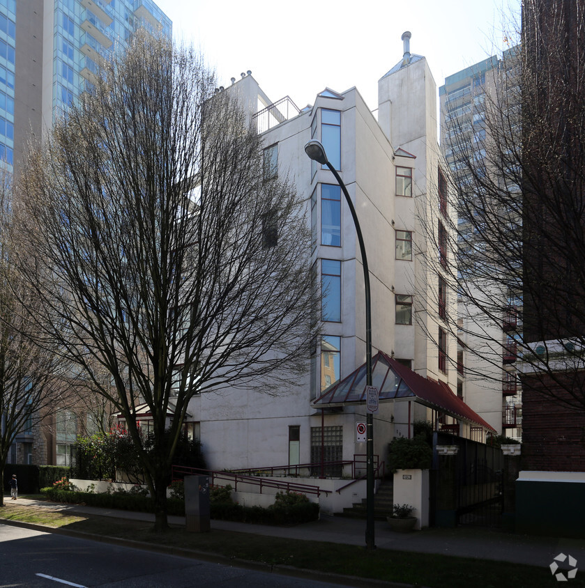 Primary Photo - Kelvin Court