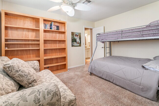 Foto del edificio - 1399 Regina Dr