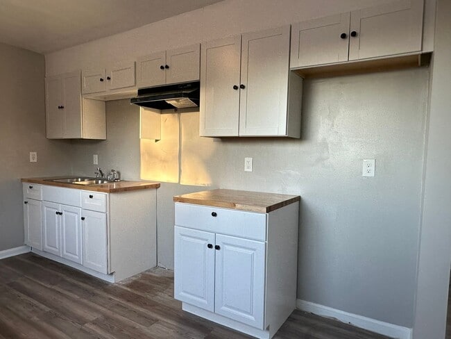Building Photo - Brick Quadplex 2/1 in East Lake