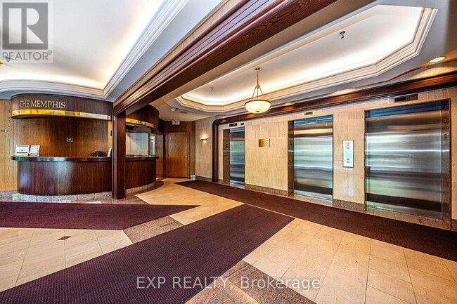 Building Photo - 942 Yonge St