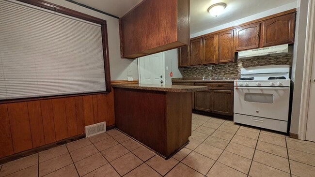 Building Photo - Charming 3-Bedroom Home with Basement in J...