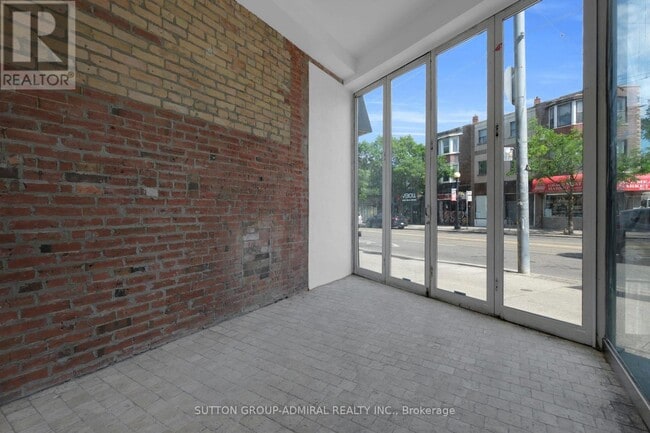 Building Photo - 647 College St