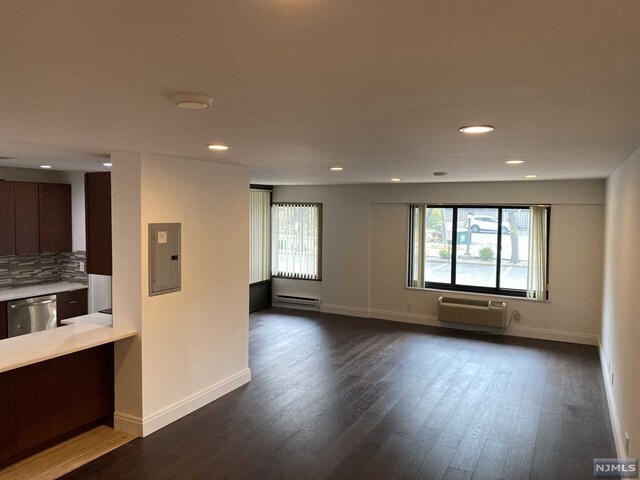 Foto del edificio - 1590 Anderson Ave