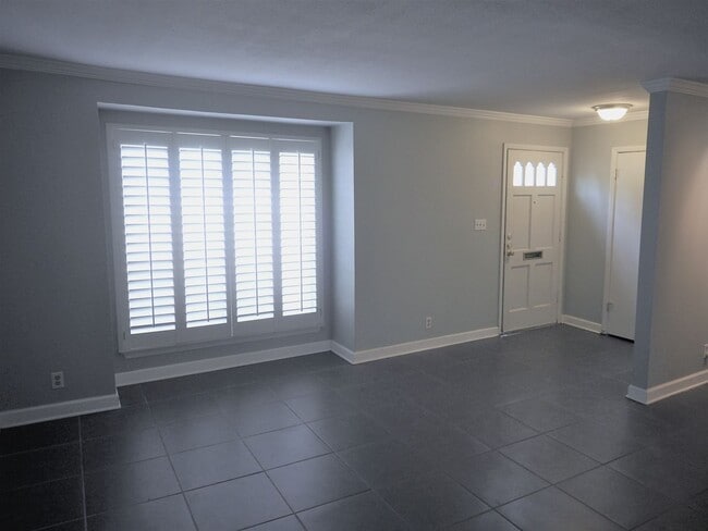 Building Photo - NW Hills Townhouse with amazing location!