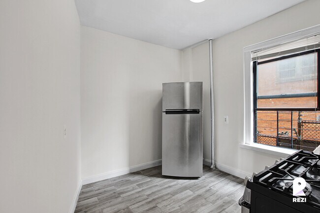 Foto del edificio - 502 E 189th St