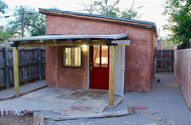 Building Photo - 307 Stanford Dr SE