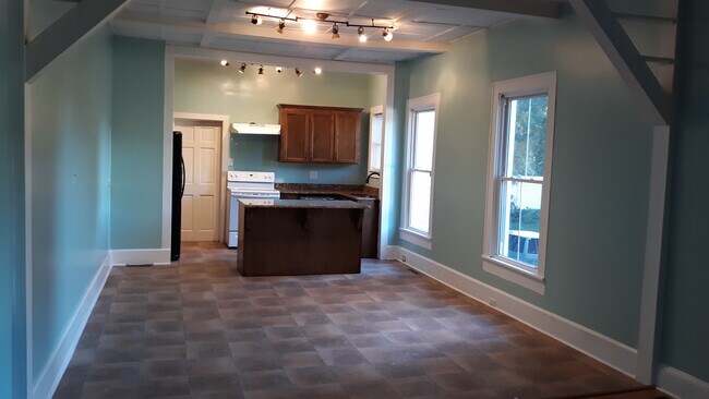 Building Photo - 109 6th St
