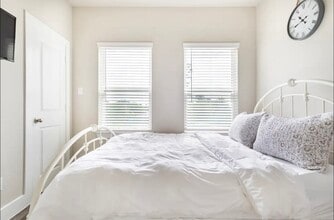 Building Photo - 1740 Cove Cres Ct