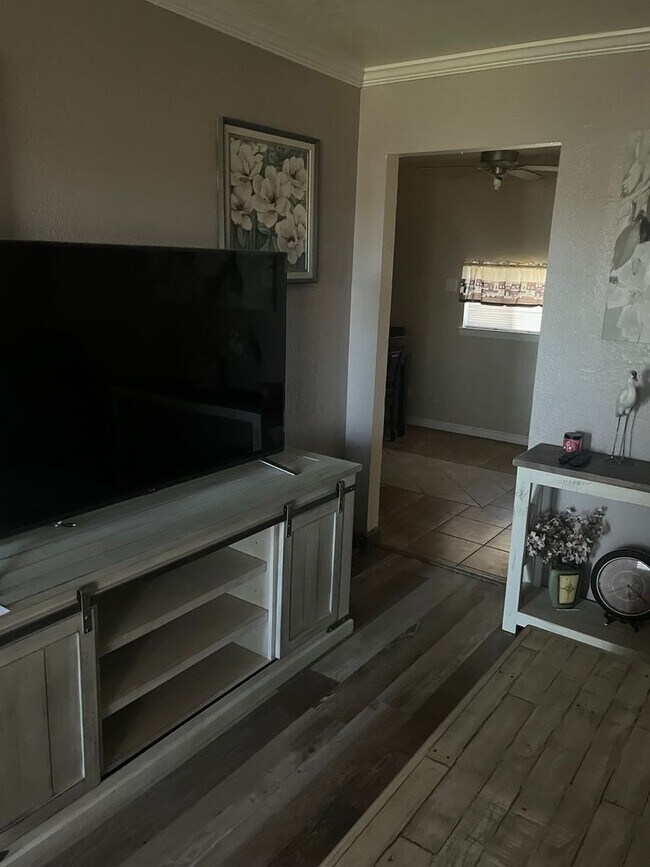 Foto del edificio - 3 bedroom 1.5 bathroom! HOUSING ACCEPTED!