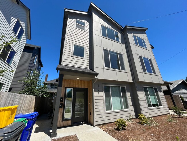 Building Photo - Beautiful 4Bd + 3Ba Home in North Portland...