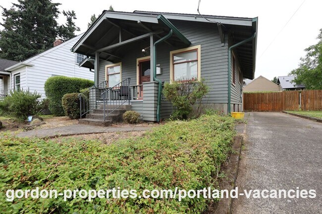 Foto del edificio - SE 11th Ave - Vintage 1 bedroom bungalow with office/den in Brooklyn neighborhood