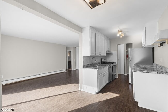 Building Photo - 355 River Rd