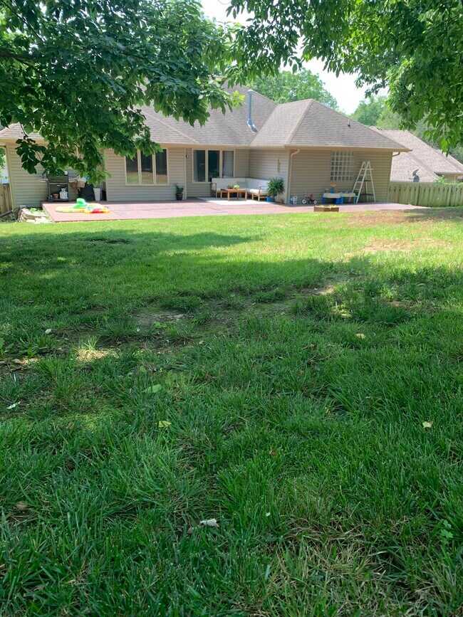 Patio trasero cercado con terraza - 5044 S Chatsworth Ave