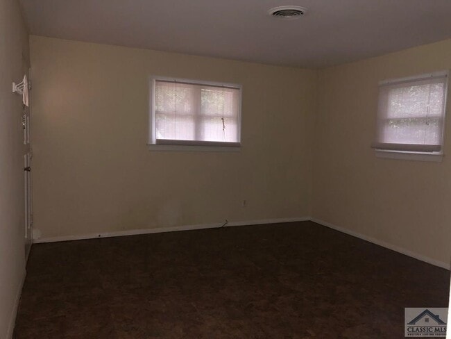 Building Photo - 127 Pineview Dr