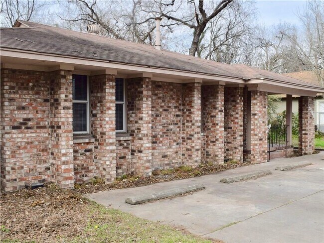 Foto del edificio - 4 bedroom 2 bath