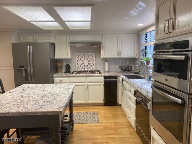 Building Photo - 3 br, 2.5 bath Condo - 954 W Cross St