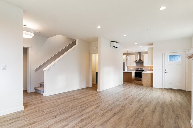 Foto del edificio - Halleck Townhomes Triplex